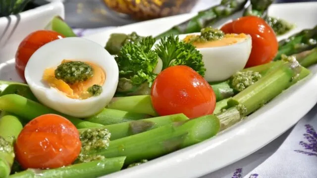 Healthy anti-inflammatory meal with asparagus eggs and tomatoes