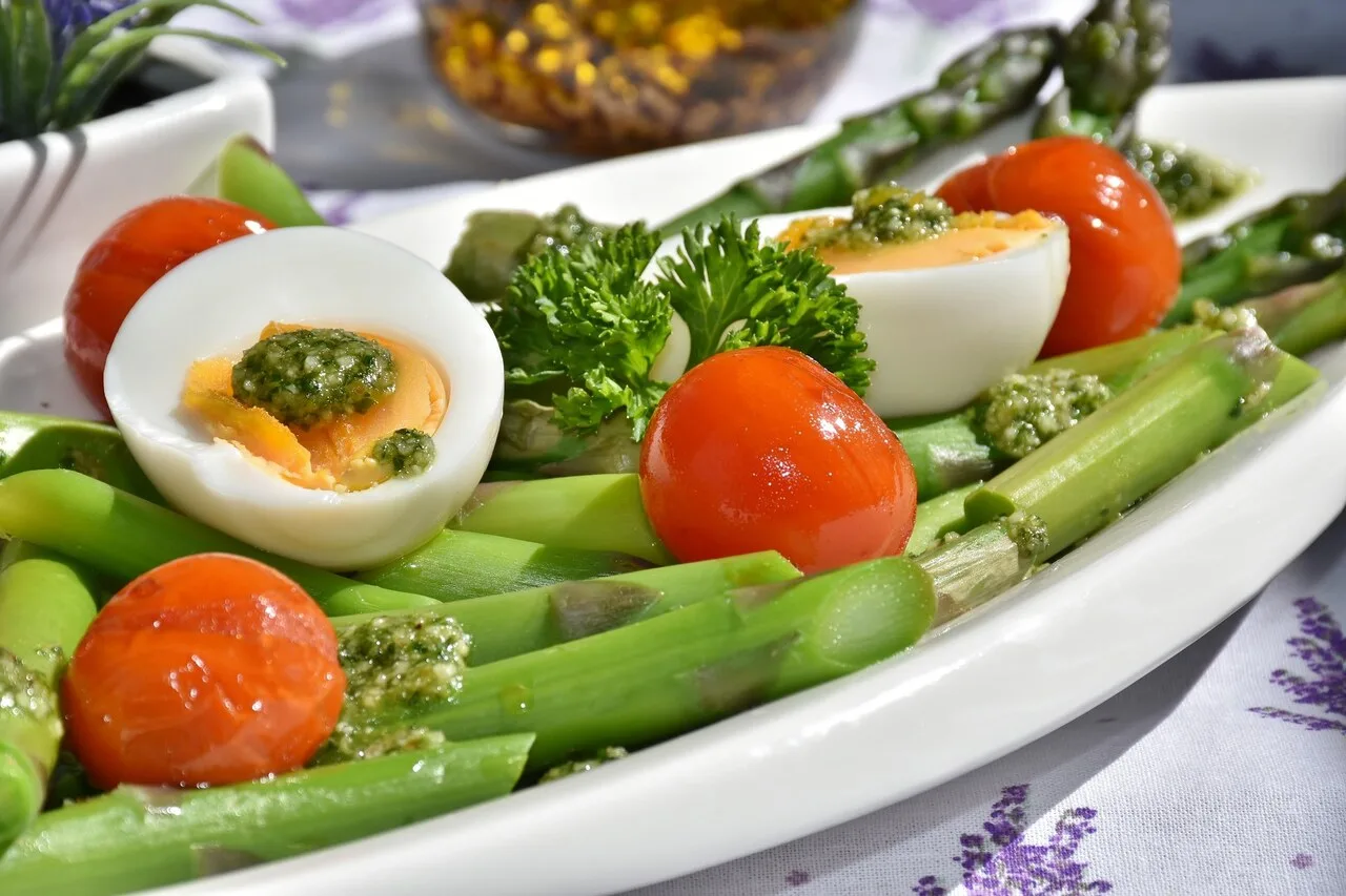 Healthy anti-inflammatory meal with asparagus eggs and tomatoes
